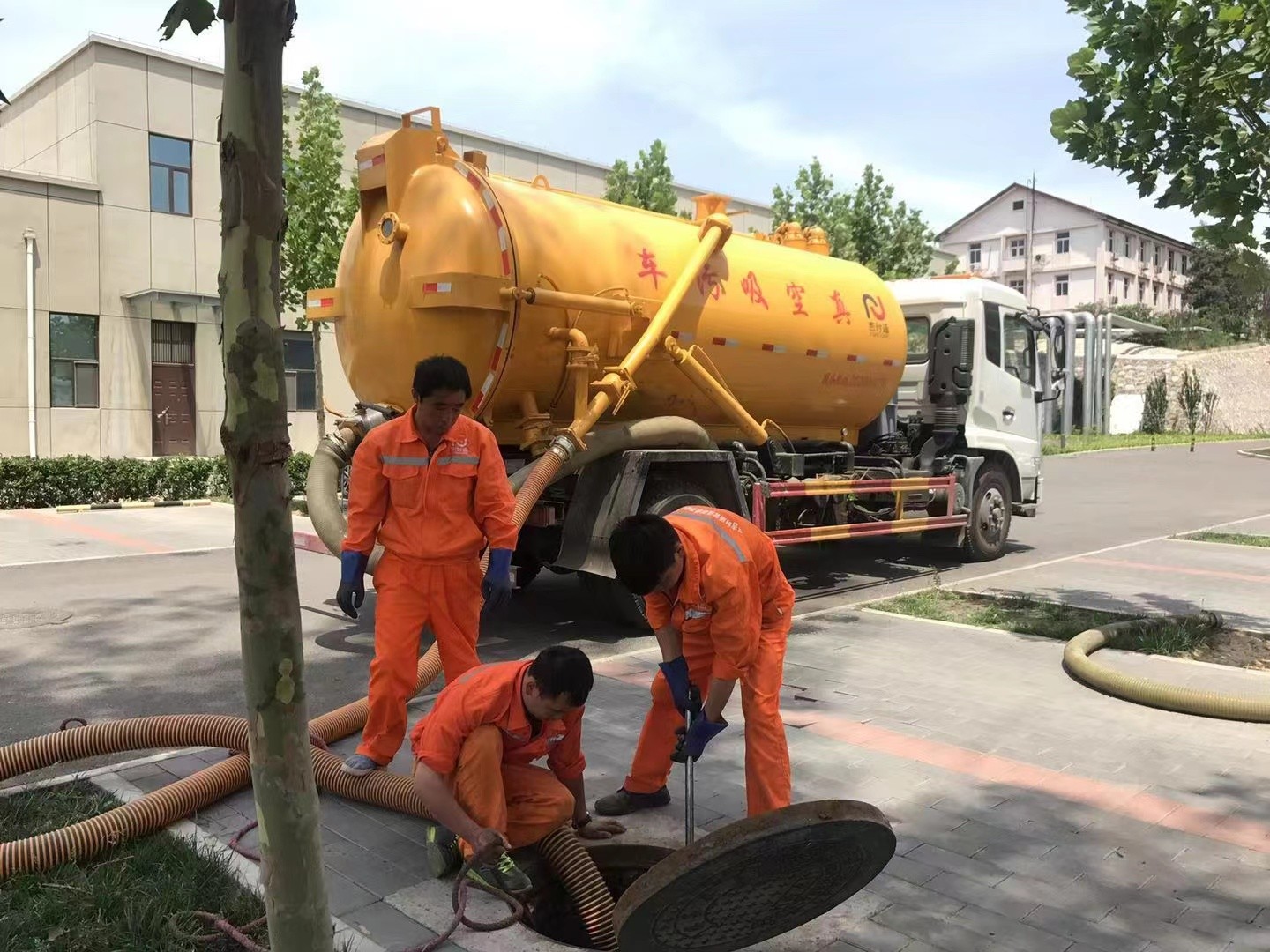 马村管道疏通车停在窨井附近